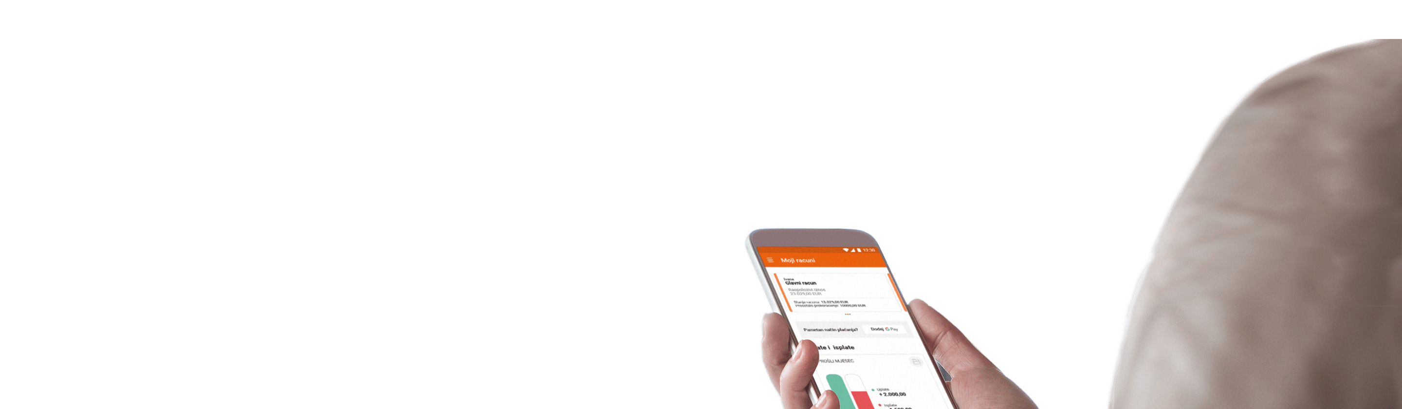 Mobitel u ruci s prikazom stanja računa iz mobilne aplikacije.