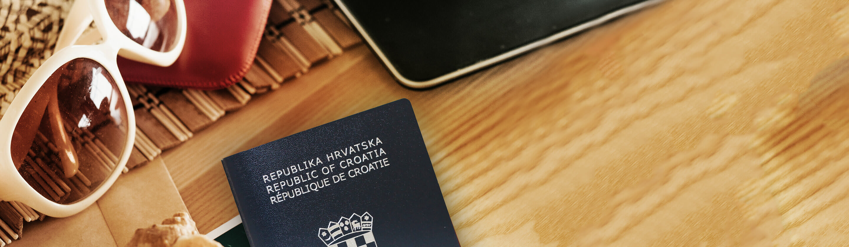 Premium Visa zlatna kartica u ruci žene.