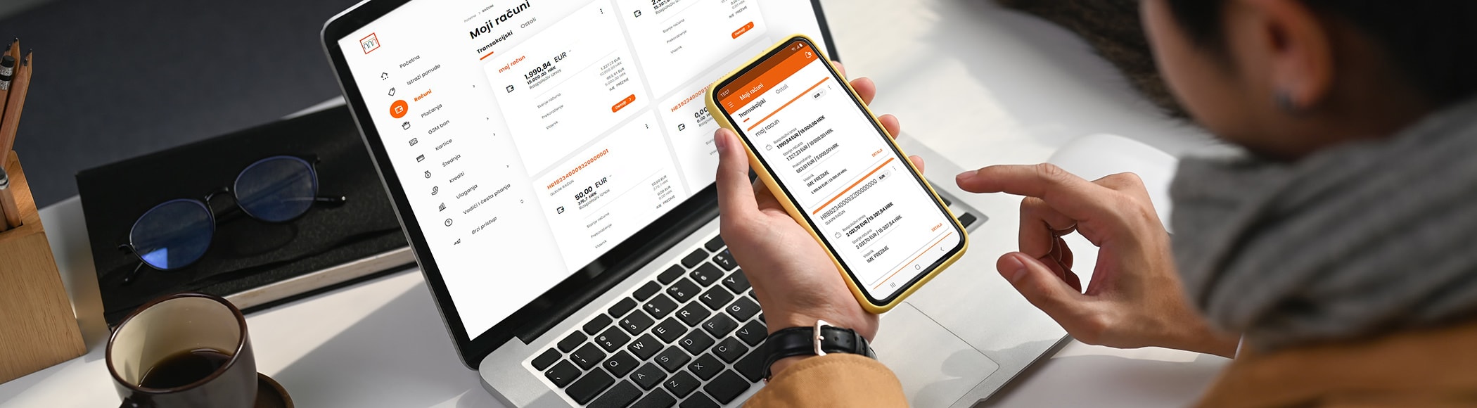 Laptop i mobitel s prikazom ekrana iz PBZ digitalnog bankarstva.