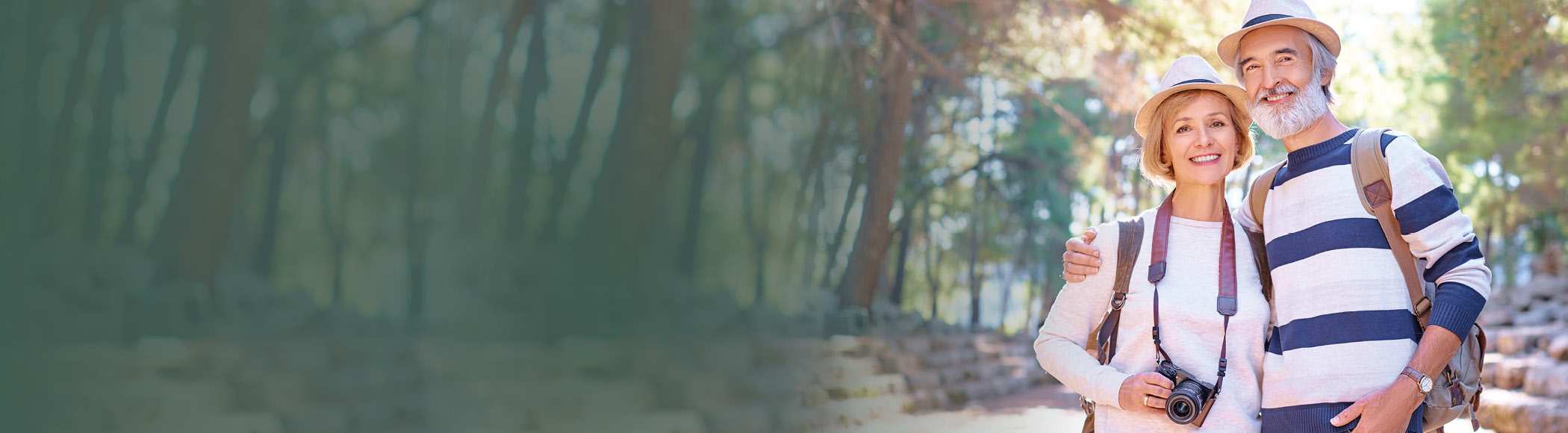 Bračni par umirovljenika s fotoaparatom u šetnji prirodom.