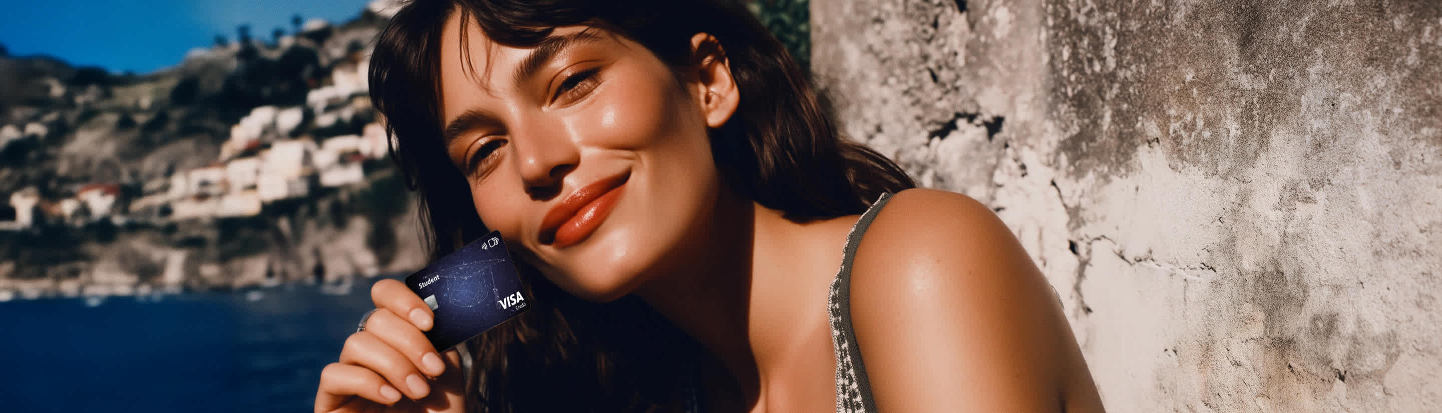 mlada djevojka drži karticu u ruci