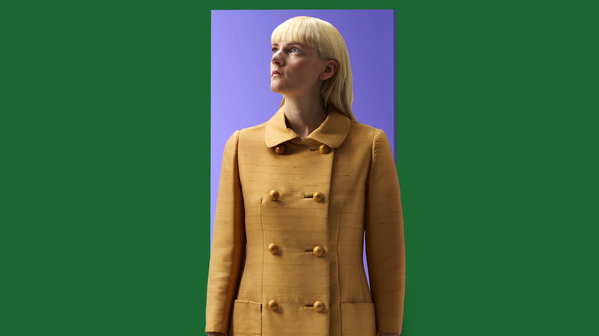 Mlada djevojka u žutoj haljini