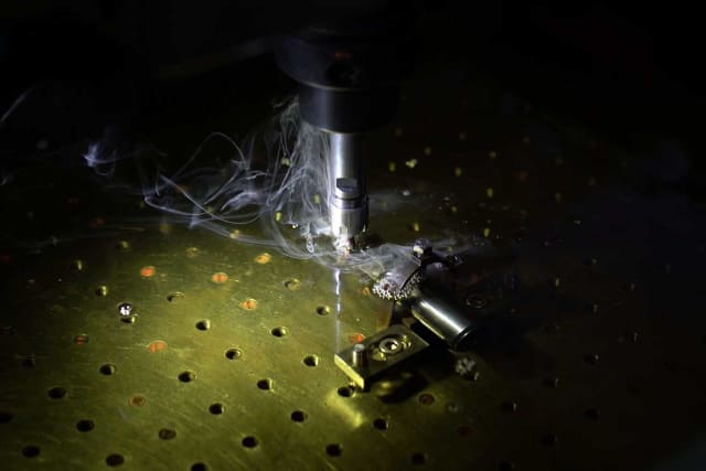 EDM—elektroerozivní-obrábění