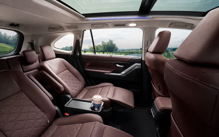 Toyota Innova Hycross — photograph 6 of 9
