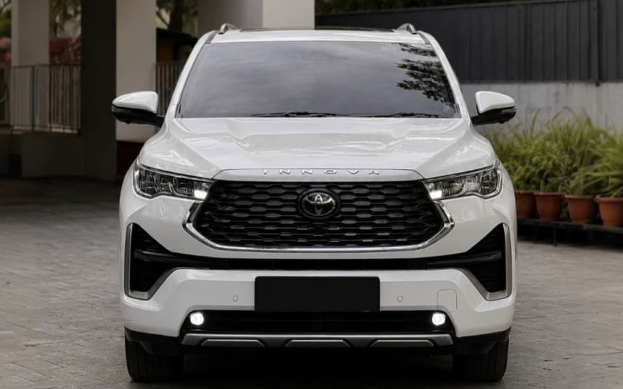 Toyota Innova Hycross — photograph 3 of 9