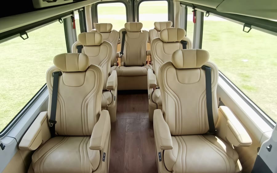 Urbania 9 seater — photograph 2 of 4