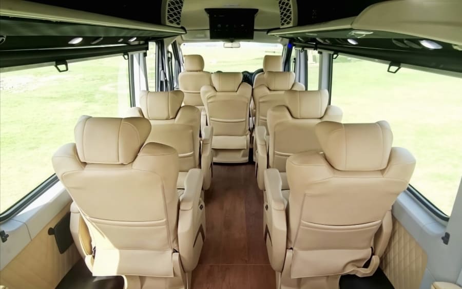 Urbania 9 seater — photograph 3 of 4