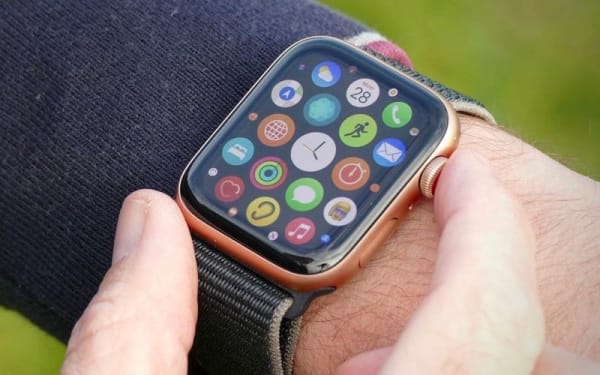 Apple Watch SE - доступные умные часы