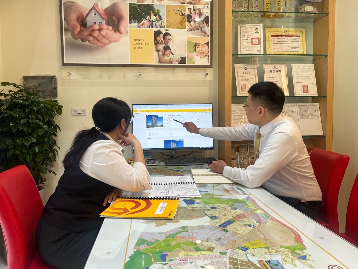 鑫海團隊永慶不動產經紀人，於龜山門市為客戶說明A7、A8長庚、林口在地物件與行情