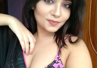 রাতের ট্রেনে স্বামীর চোখের সামনে