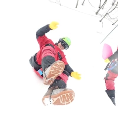 スライディング - みなかみ スノーキャニオニングツアーの流れ