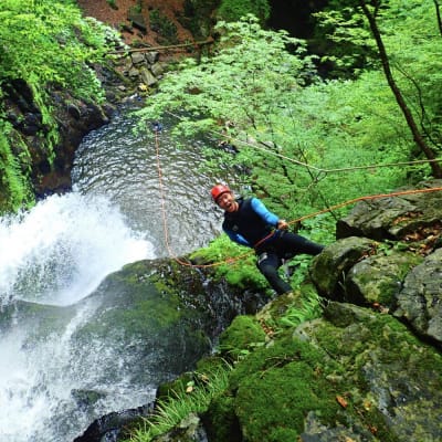 ディアキャニオンは滝の連続 - 草津 キャニオニングツアーの流れ
