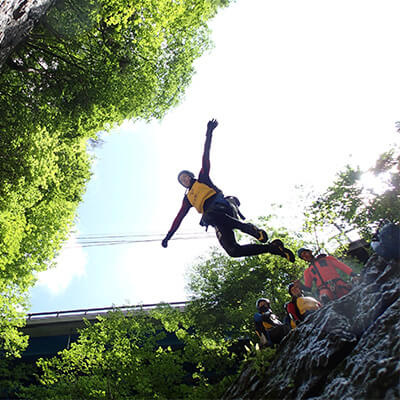 崖からのジャンプ - みなかみ キャニオニングツアーのハイライト