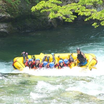 川でサーフィン - みなかみ ラフティングツアーのハイライト