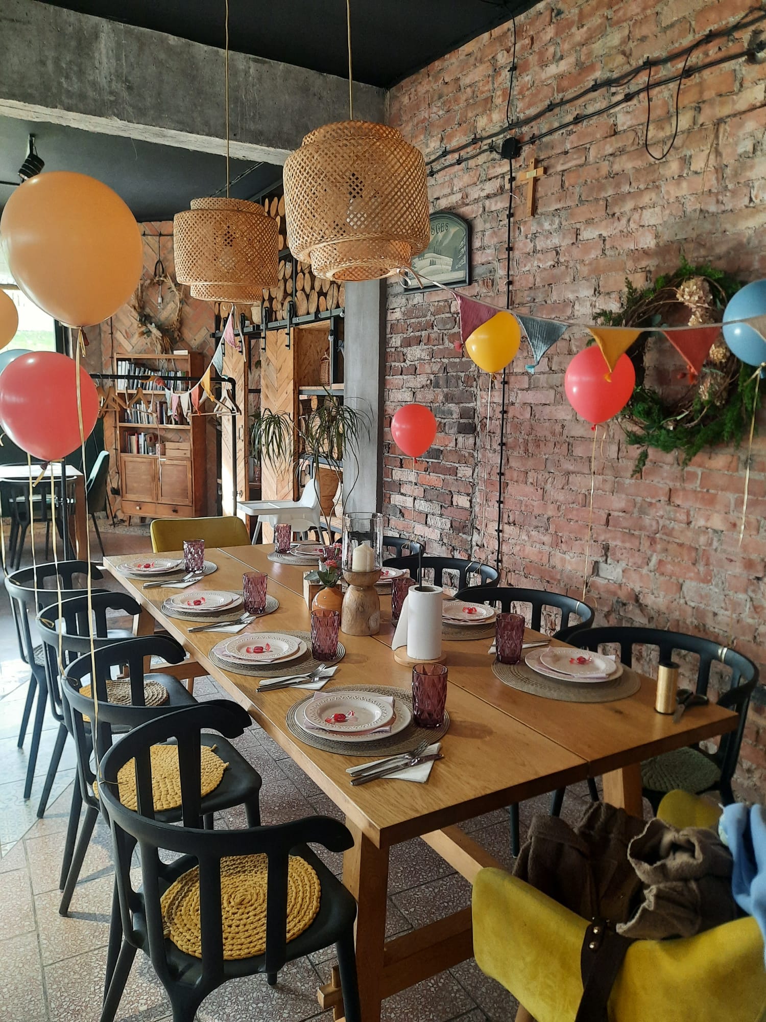 Stół z przygotowanymi daniami restauracji.