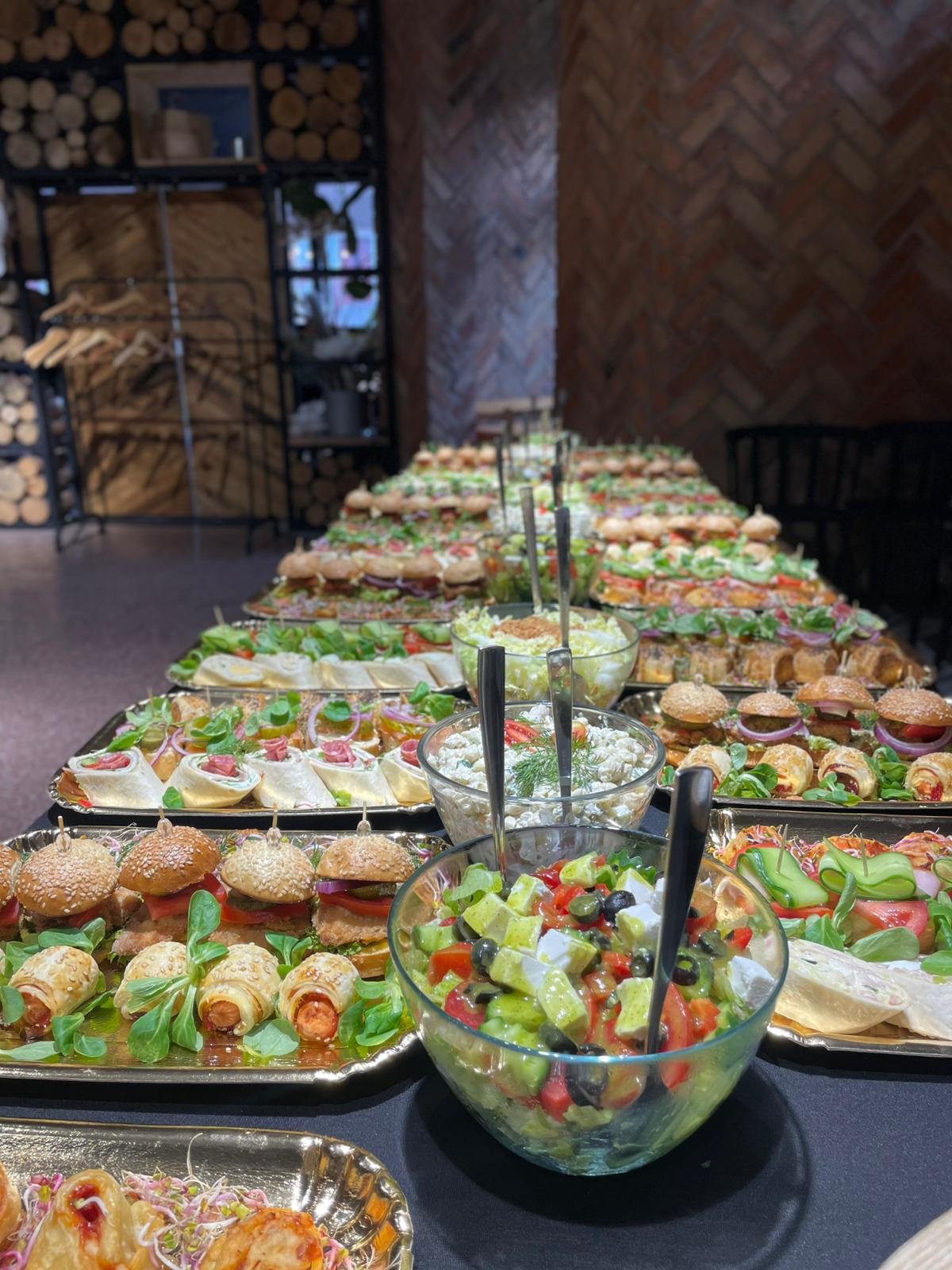 Szaszłyk i miska kremowej zupy sfotografowane w restauracji.