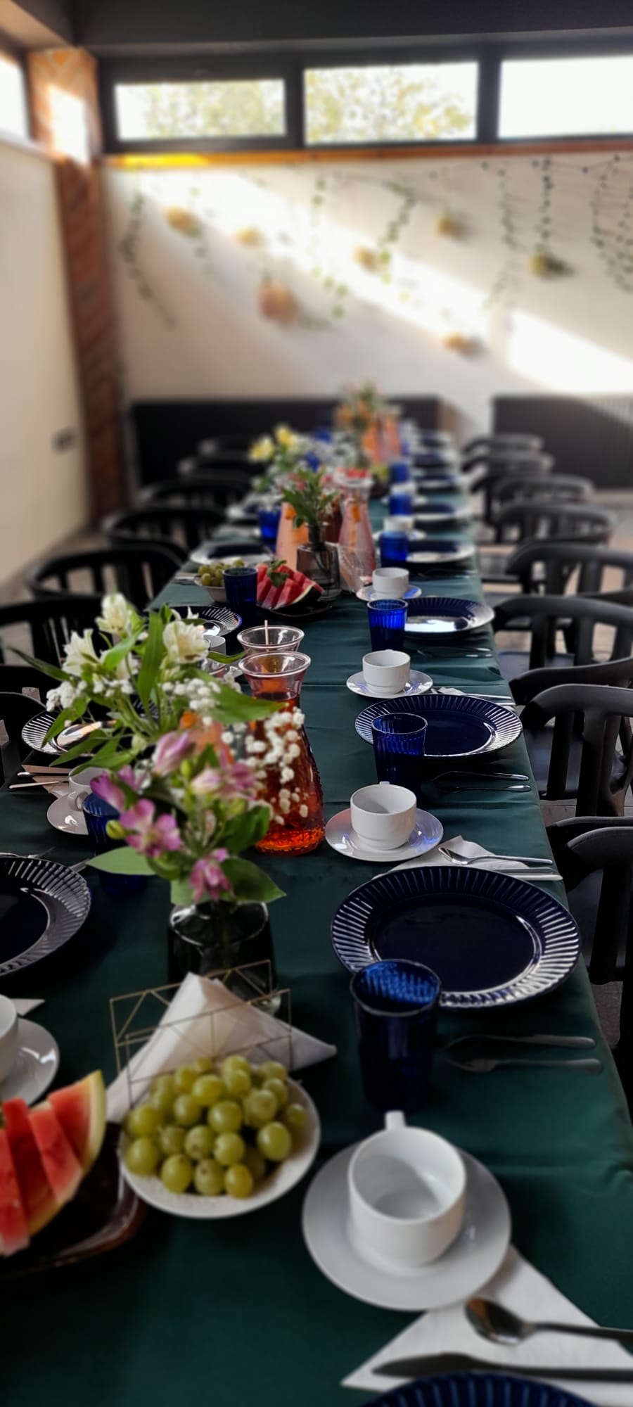 Wnętrze restauracji przygotowane na spotkanie gości.