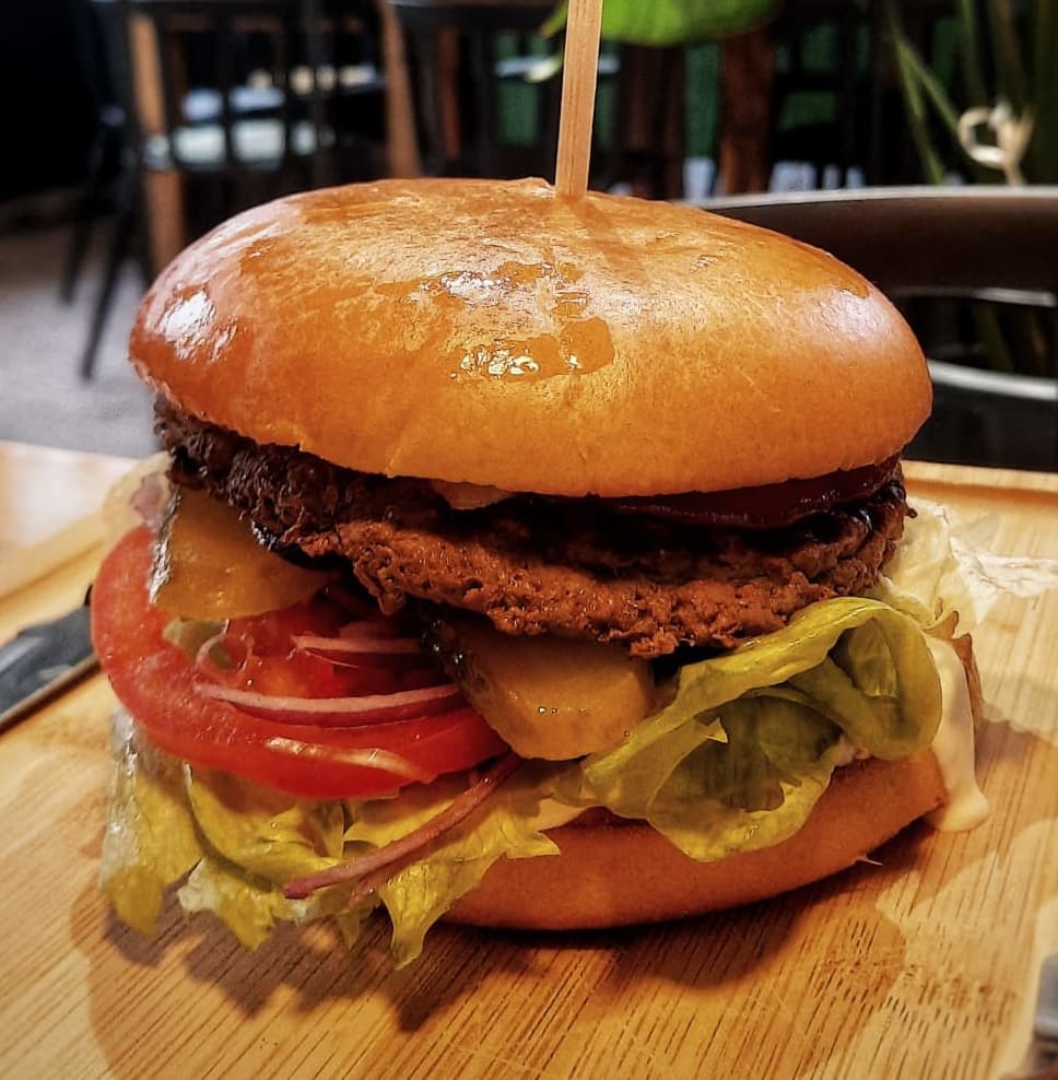 Autentyczne zdjęcie wnętrza restauracji, sali i lady z witryną.