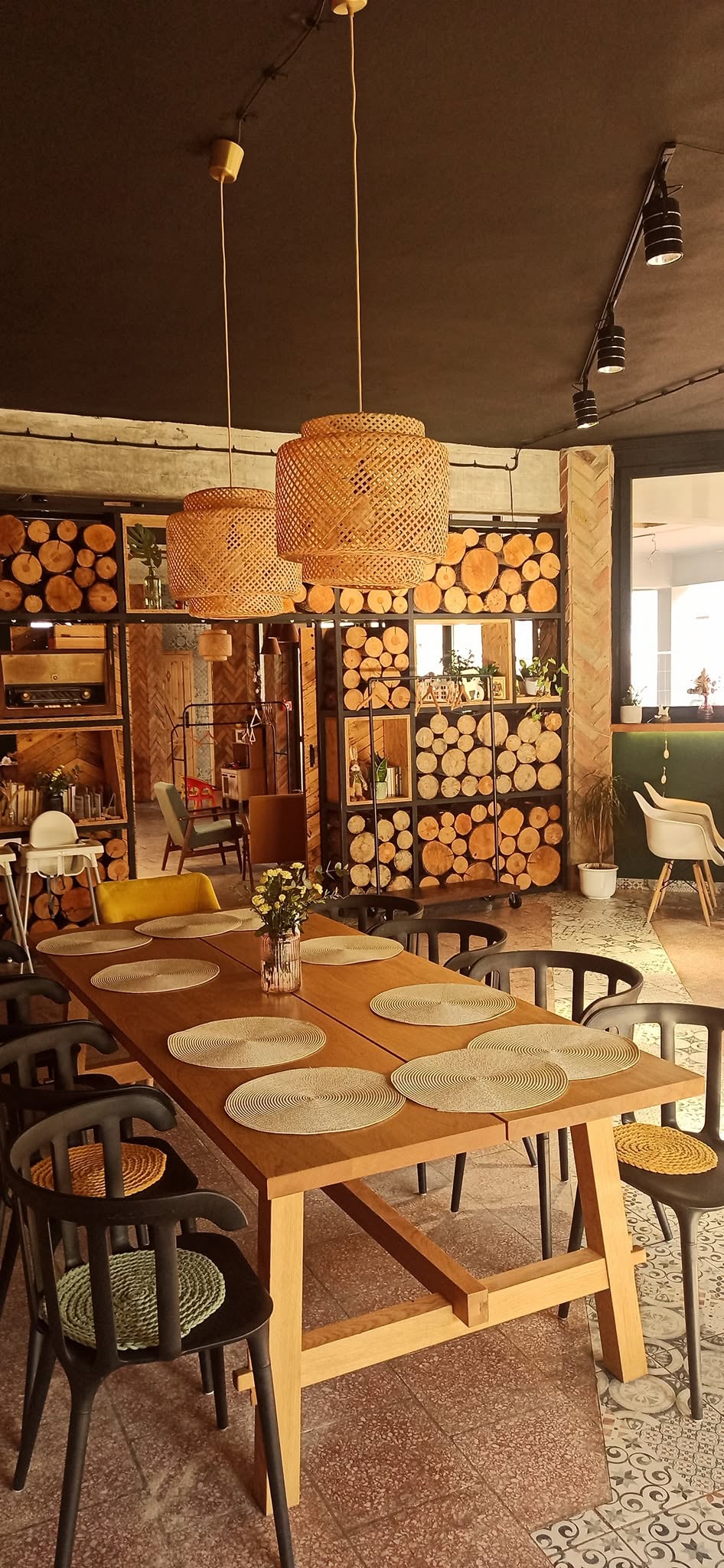 Sala restauracyjna Papryczki w Bogu z ladą i witryną.