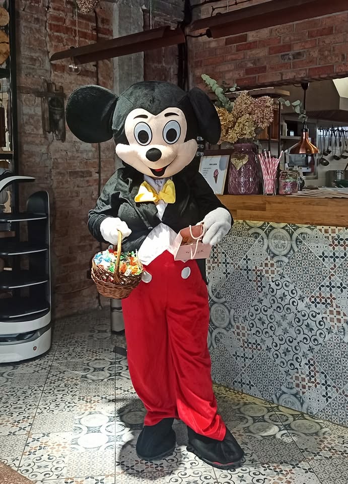 Małe słodkie wypieki z owocami z oficjalnej galerii restauracji.