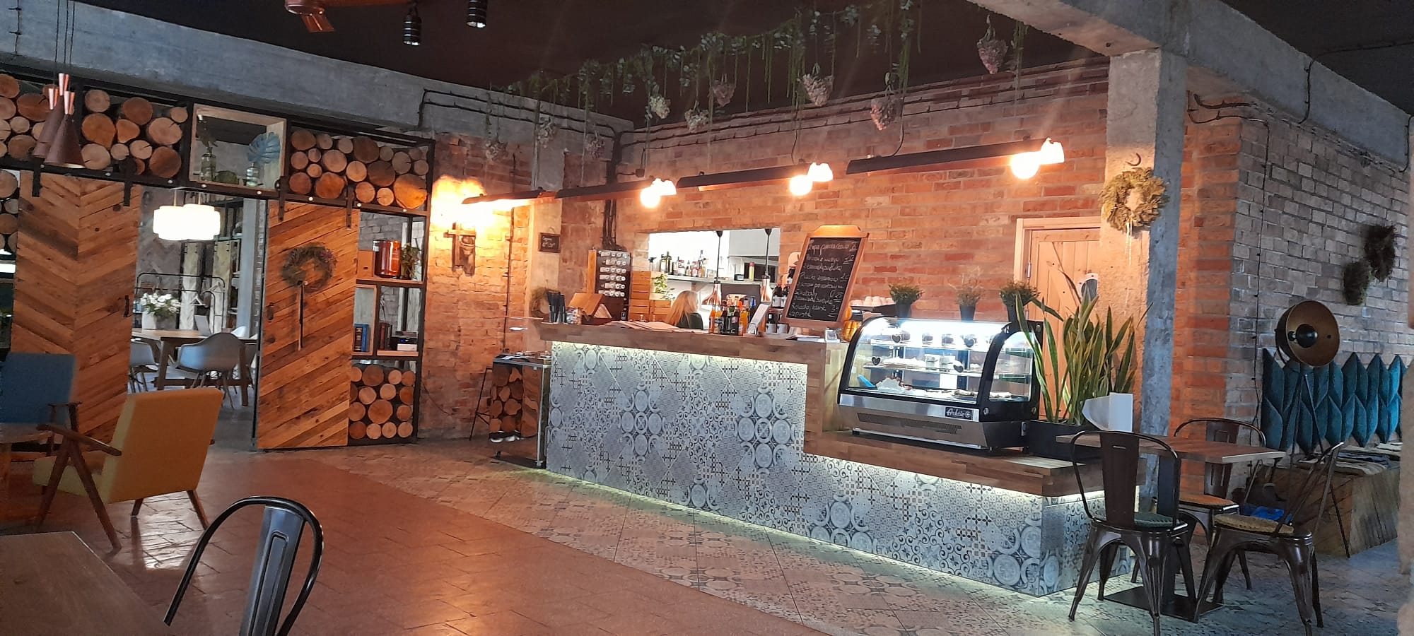 Restauracja przygotowana na spotkanie gości.