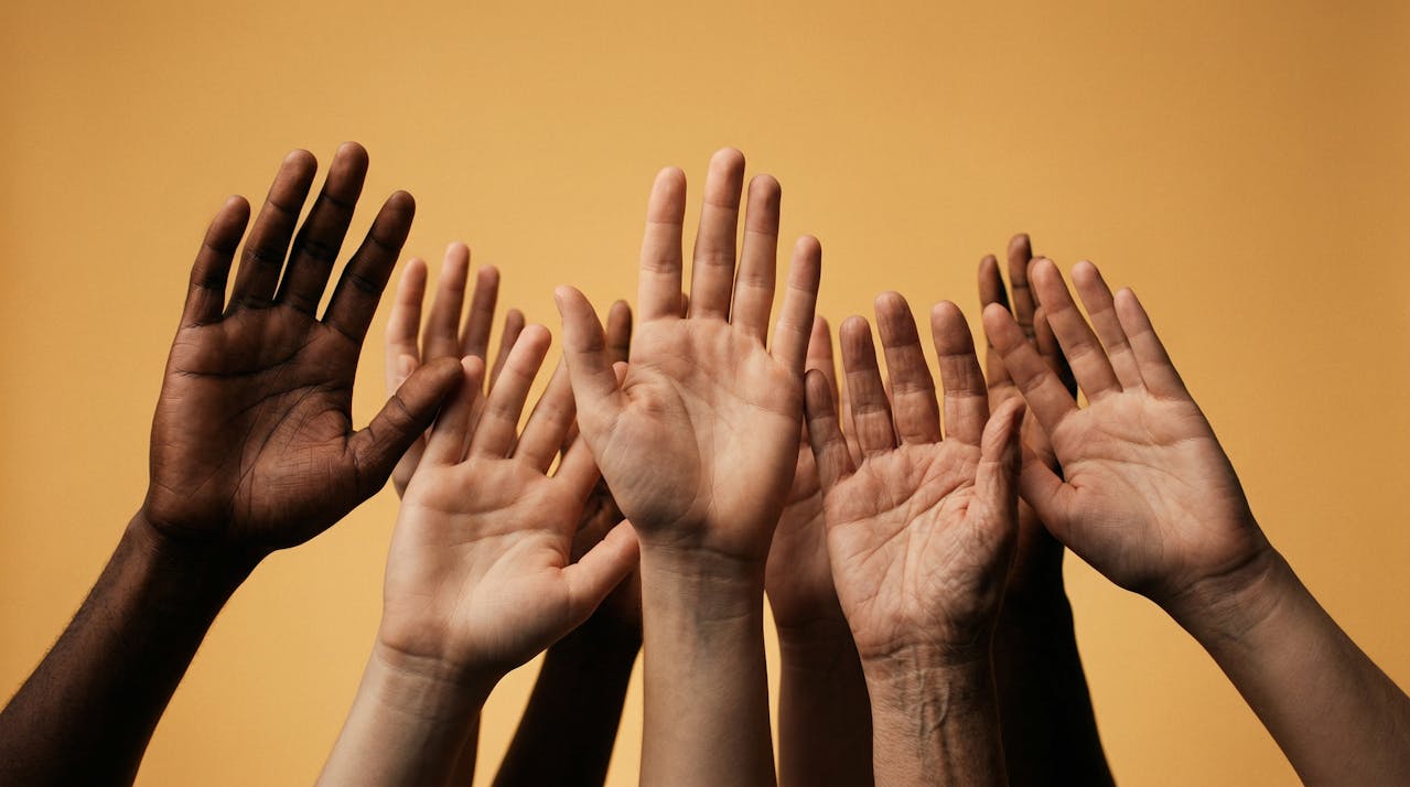 Mãos erguidas em gratidão e louvor