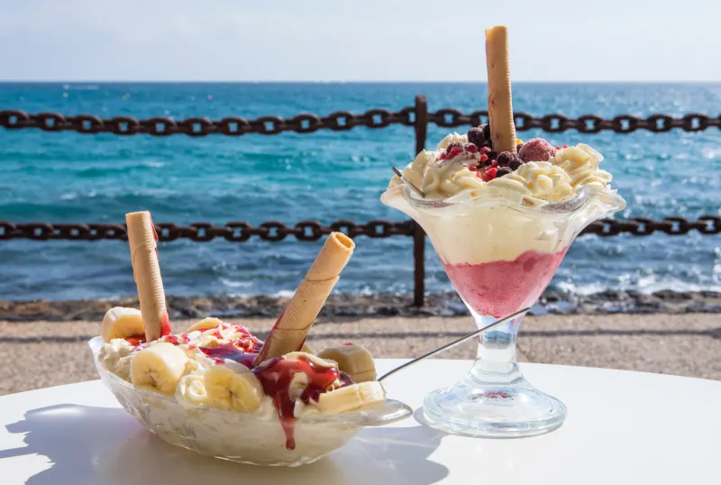 Nyt en deilig iskrem i solen p� Gran Canaria