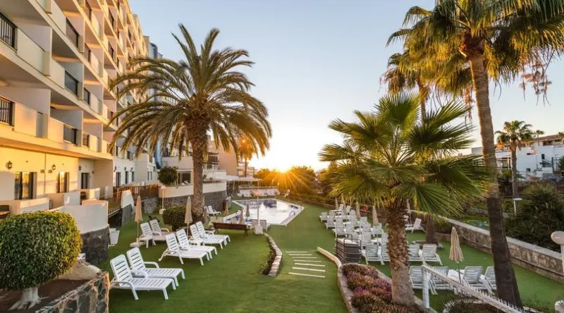 Hotel New Folias San Agust�n uteomr�det med palmer og solstoler p� Gran Canaria
