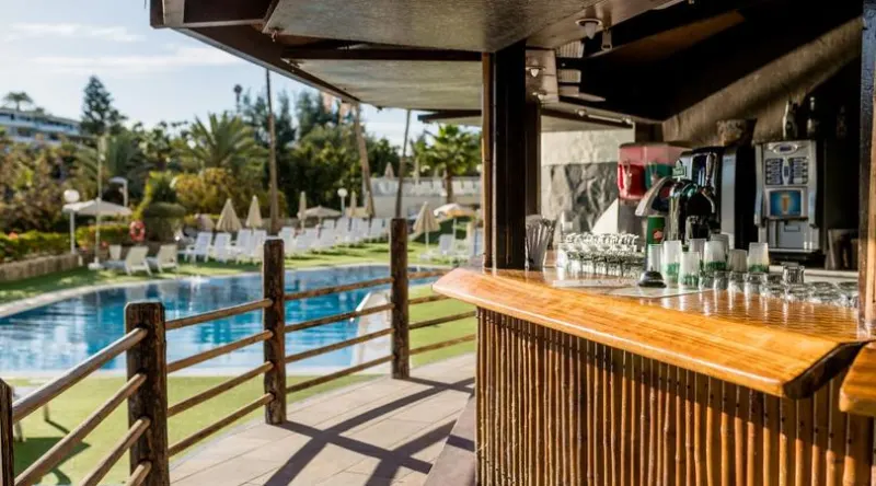 Hotel New Folias San Agust�n bar i uteomr�det p� Gran Canaria