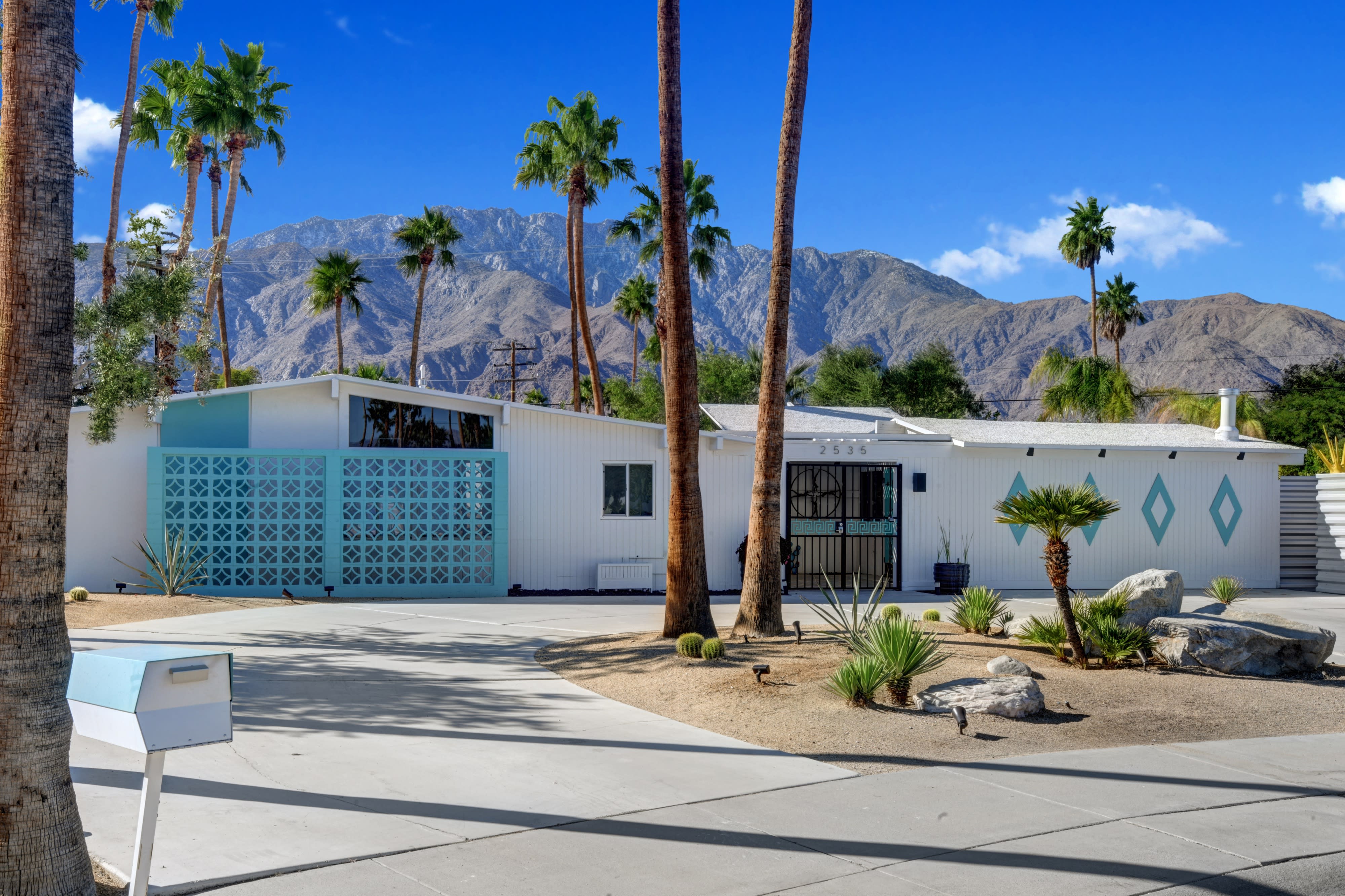 Mid Century Modern in Palm Springs with Unique Decor, Palm Springs 