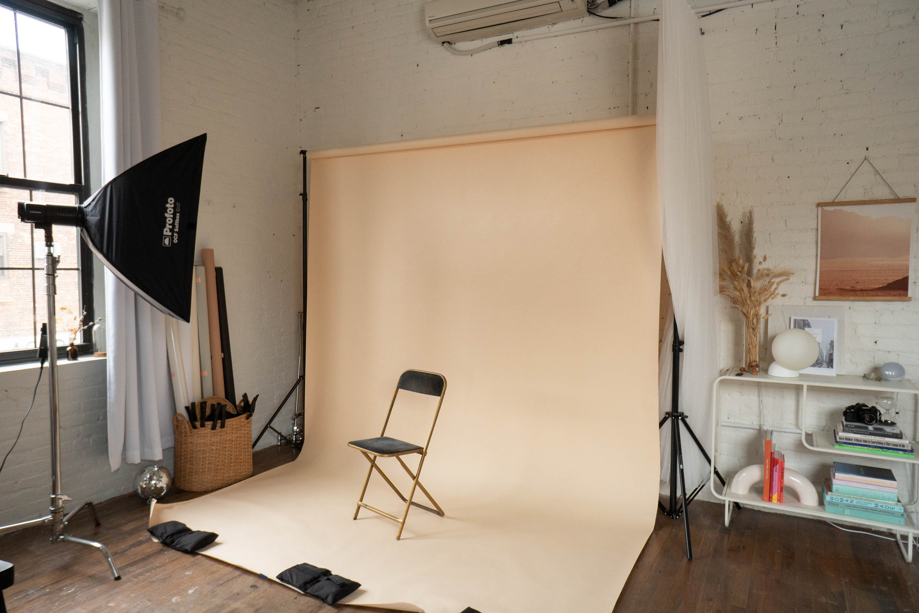 How to Use a Softbox - Peerspace