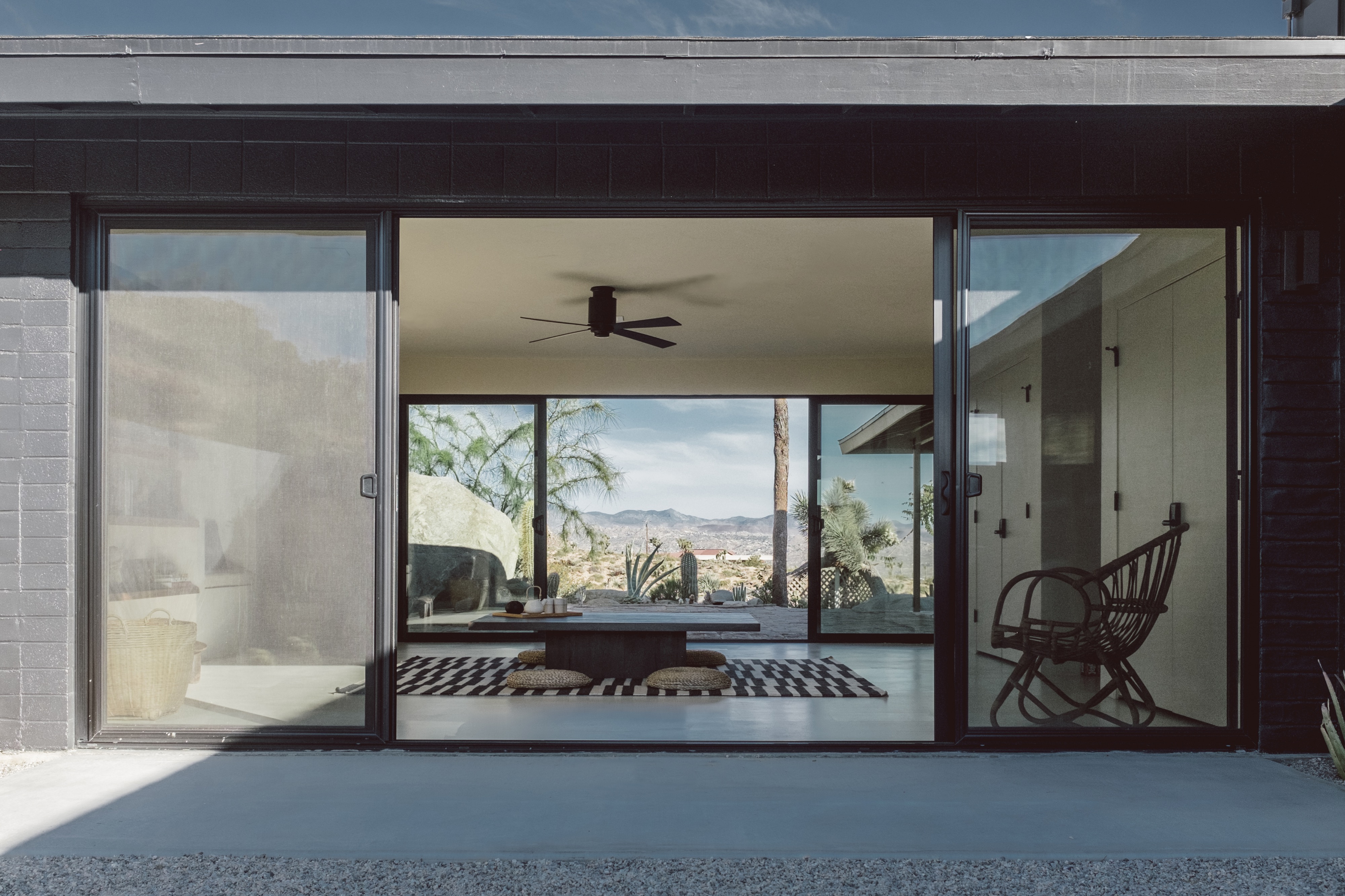 Villa Kuro A Serene And Minimal Desert Hideaway Joshua Tree Ca