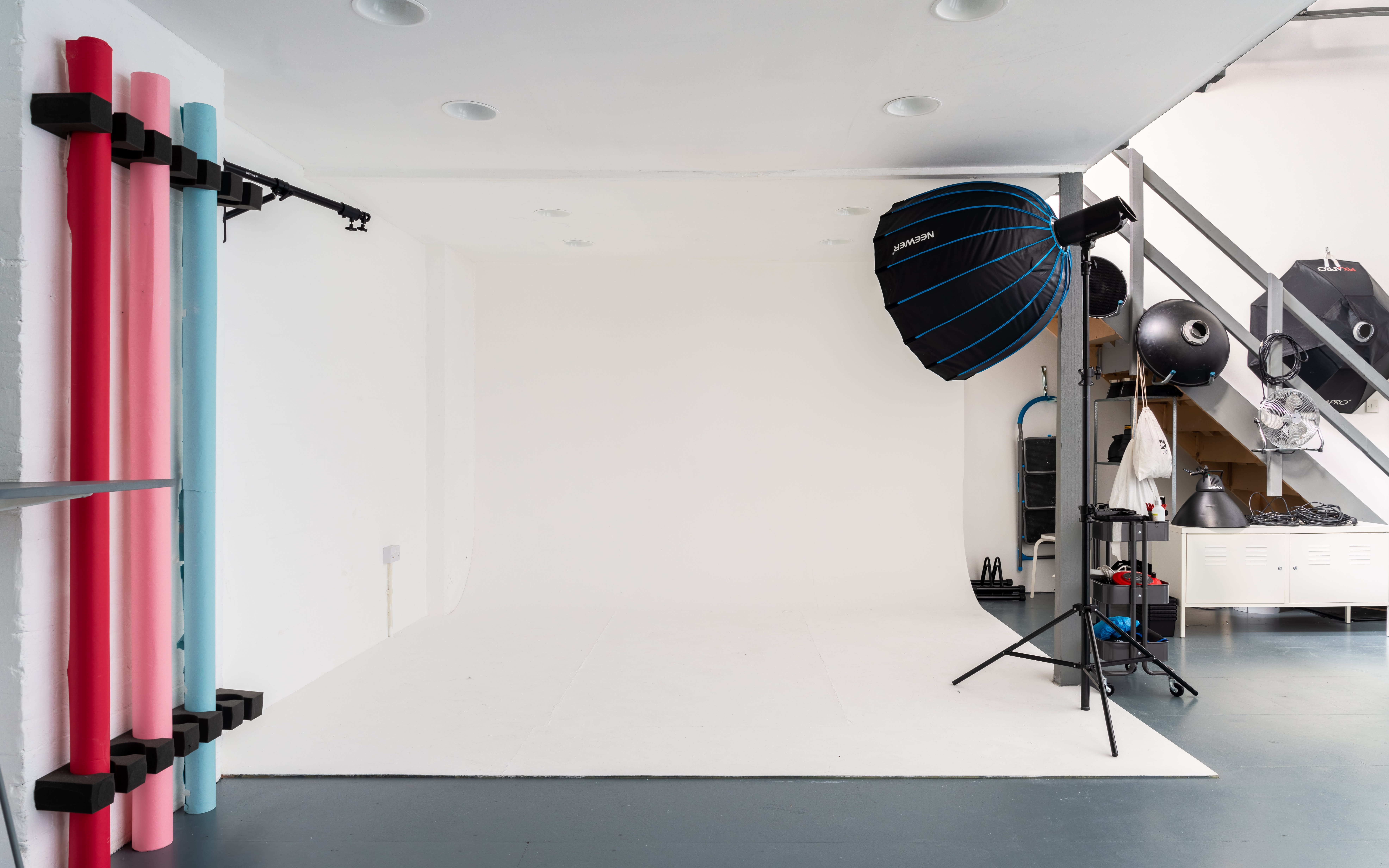 How to Use a Softbox - Peerspace