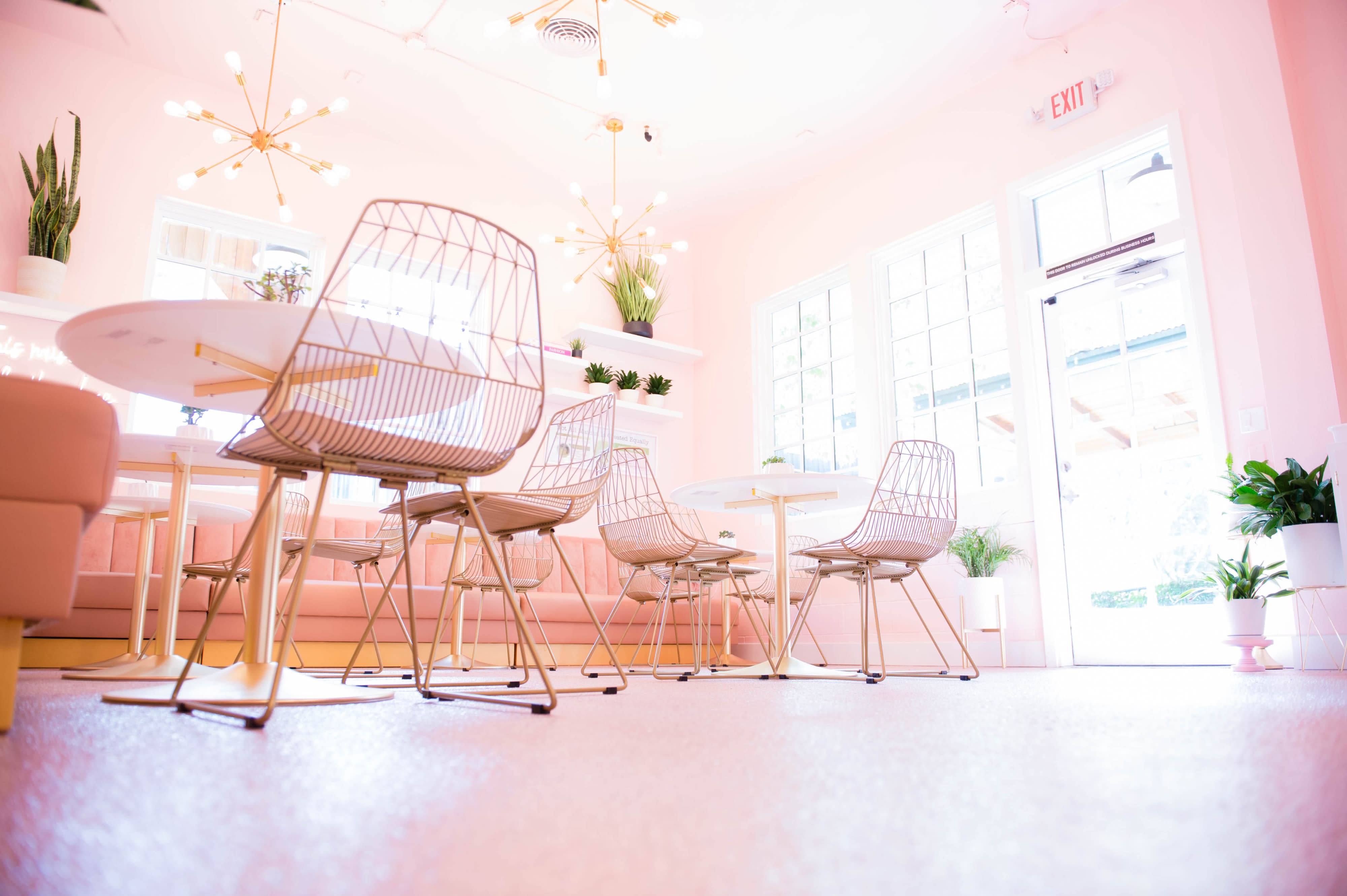 Cafe in shades of pink - Mardom Decor