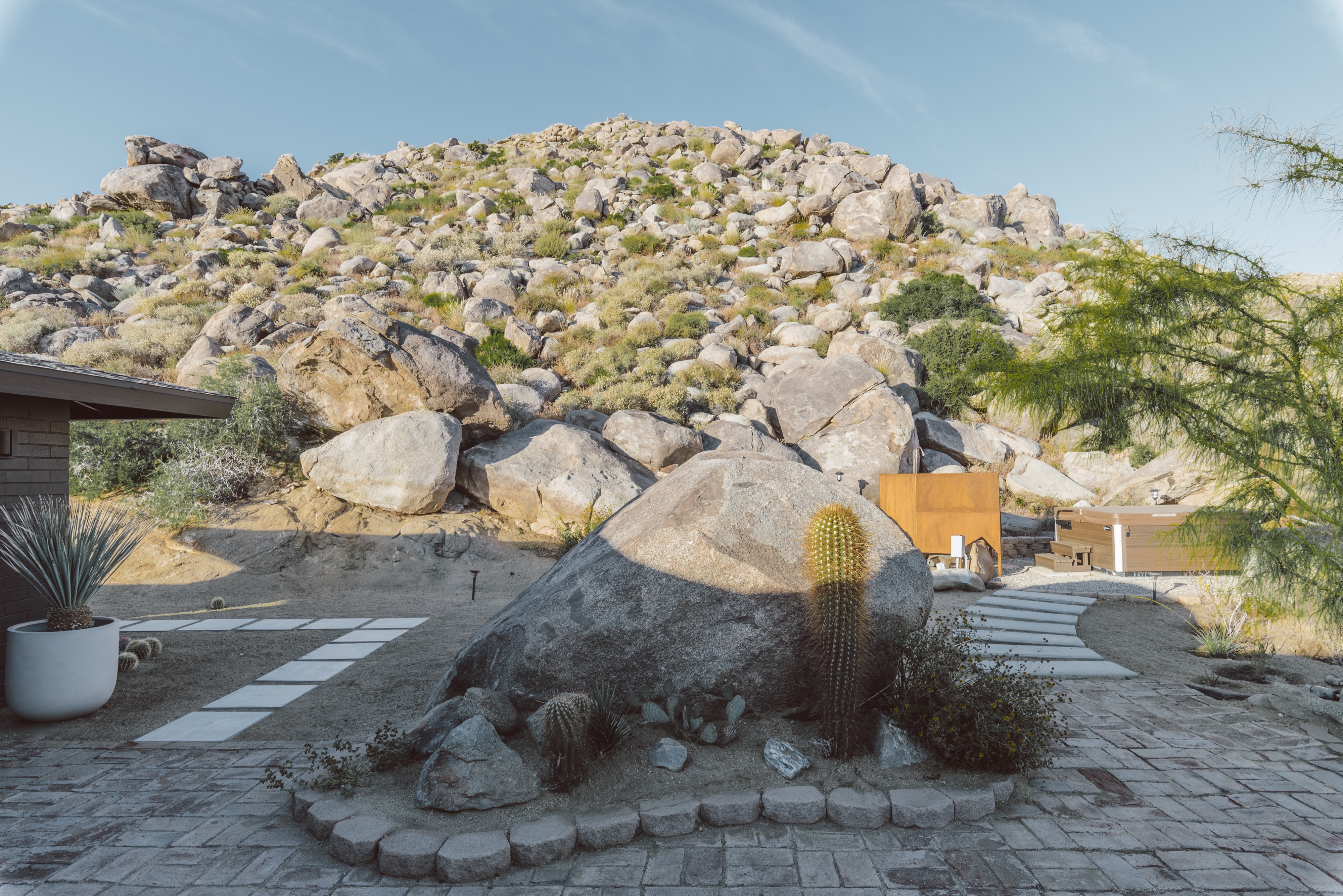 Villa Kuro A Serene And Minimal Desert Hideaway Joshua Tree Ca