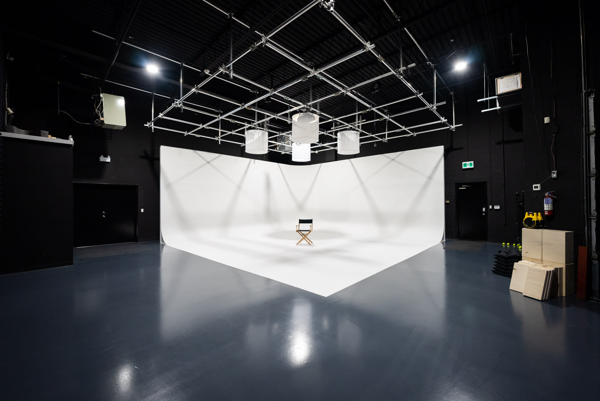 MODERN PHOTO/VIDEO STUDIO, CYCLORAMA & SEAMLESS