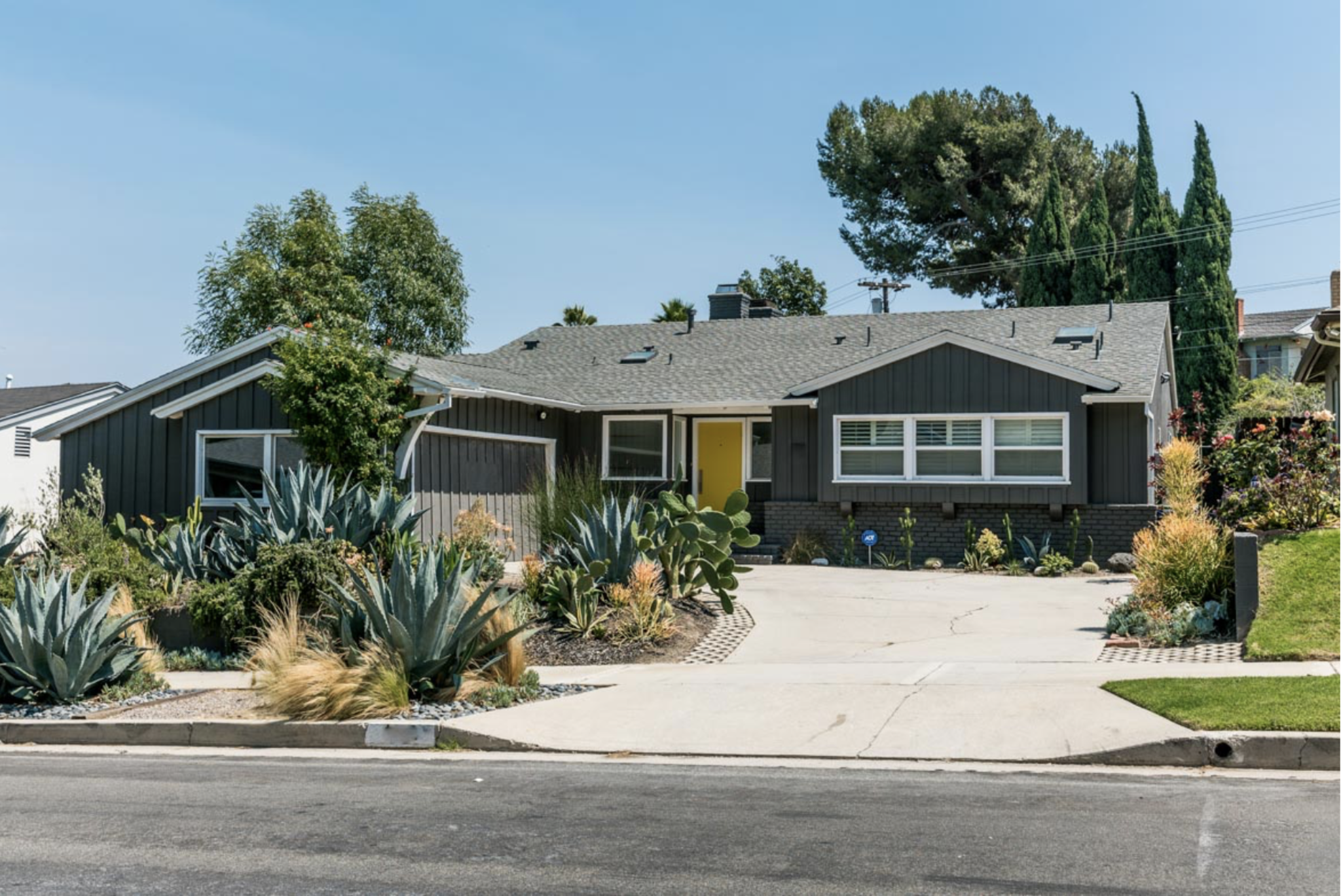 Mid Century Ranch With Vaulted Ceilings Big Backyard Fire Pit