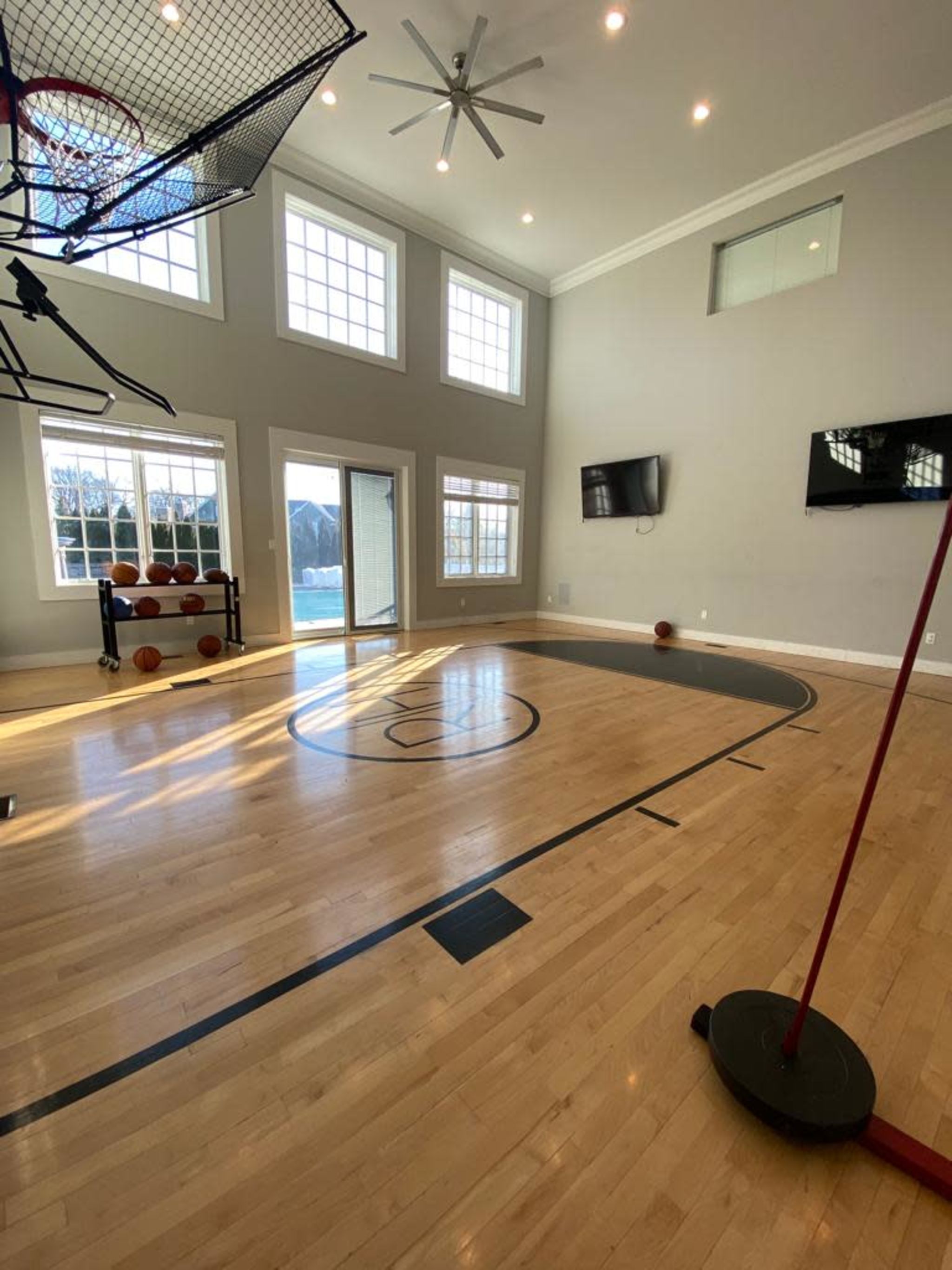 Beautiful Private Well Lit Indoor Basketball Court melville NY