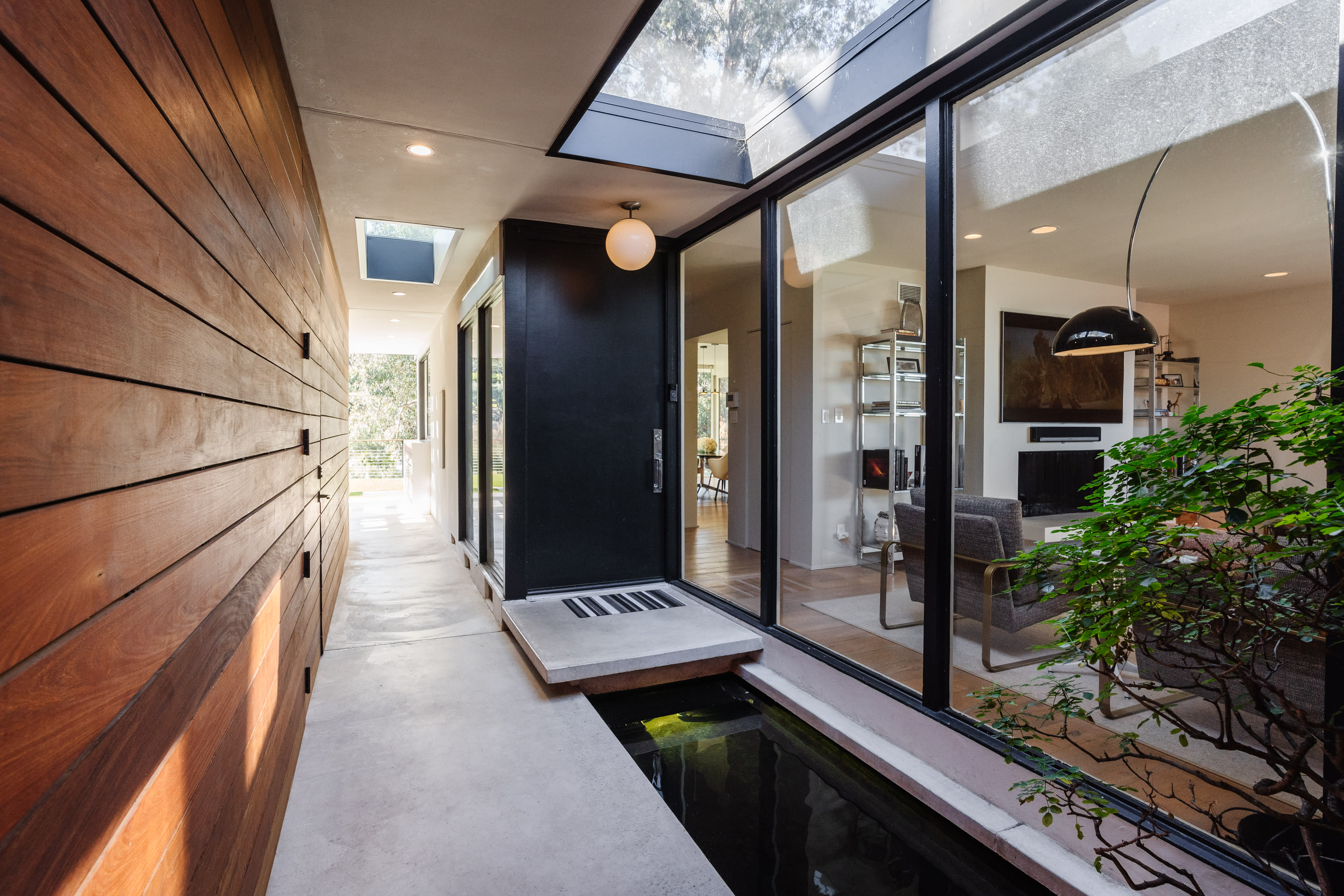 California Vibes Unlimited: Indulge In This Mid-century Modern Hallway