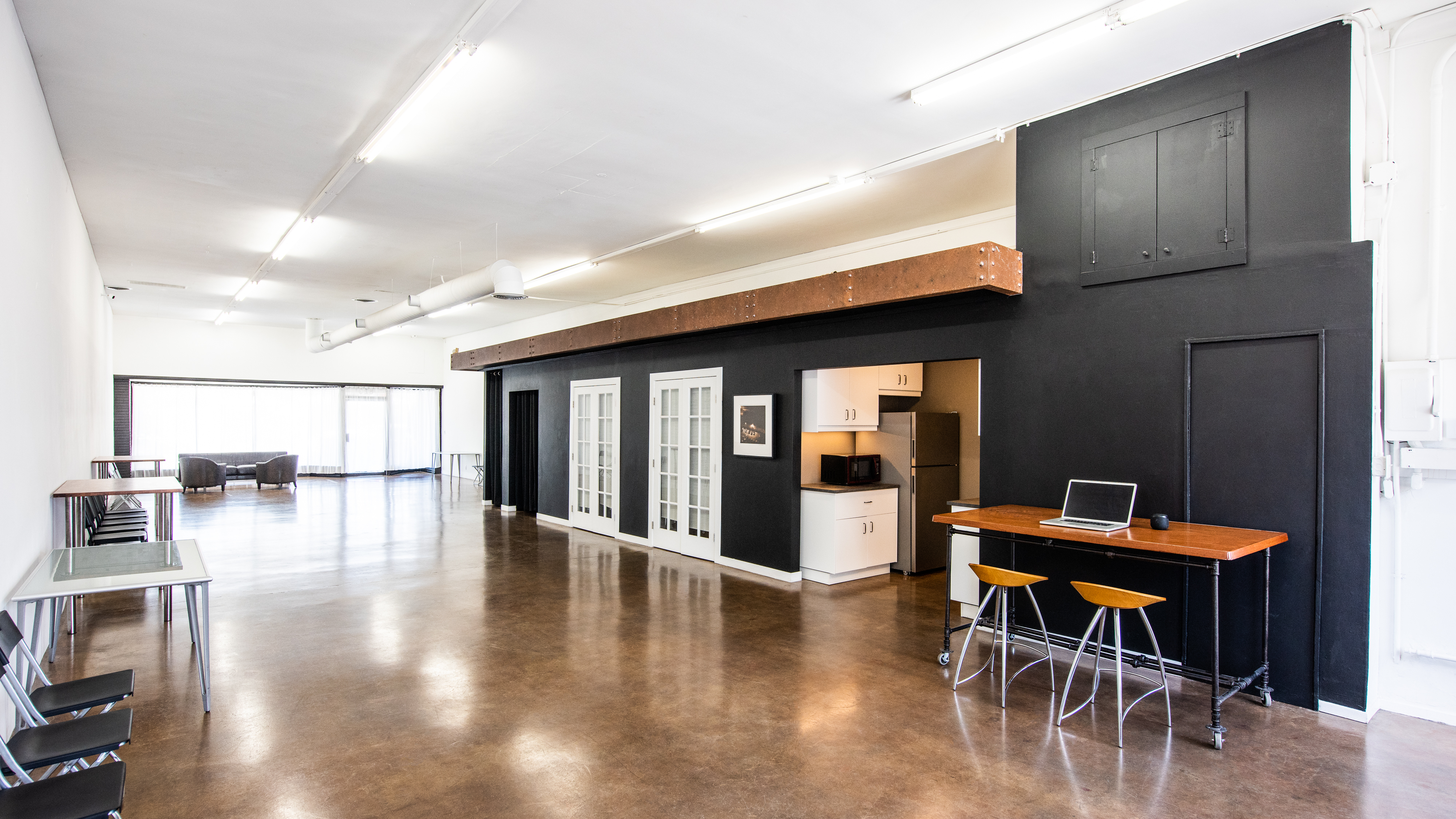 Contemporary Loft Style Studio 1900 Sq Ft Near Warner Bros Disney
