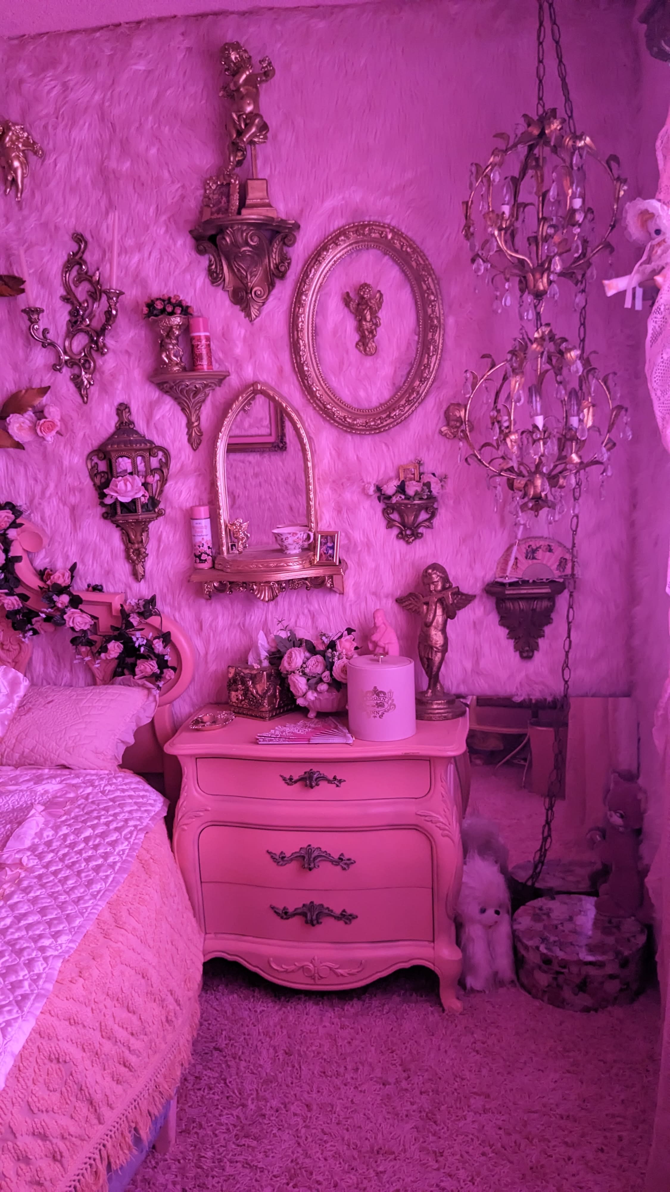 8 Dreamy Pink Aesthetic Room Ideas - Peerspace