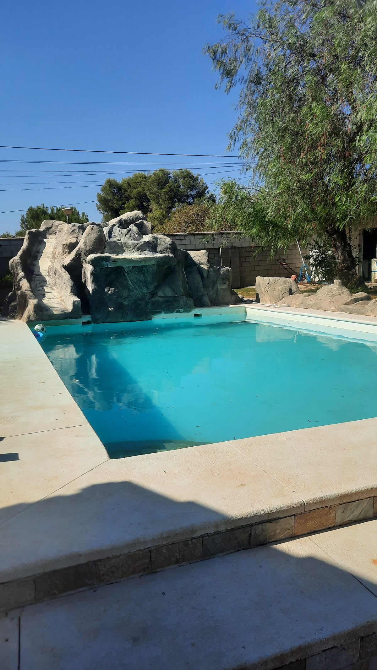 PISCINA CON JARDIN Y ZONA CHILL. en Carmona