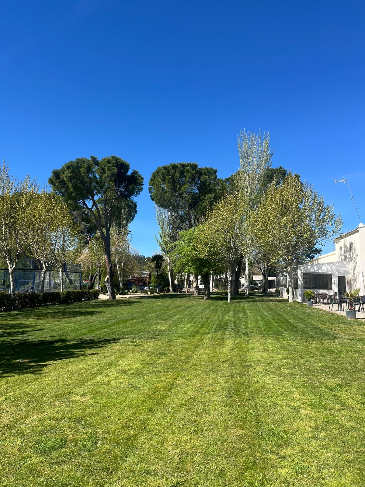 Finca privada ajardinada con barbacoa y zona para juegos en Fuente del Fresno