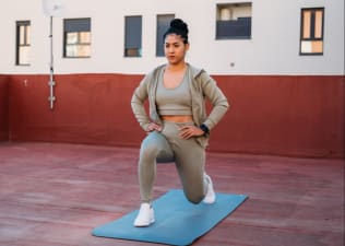 woman doing forward lunge bodyweight