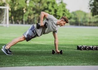 Andy Speer doing a renegade row in a push up position