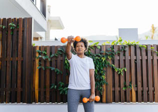 Woman does a low-weight, high-rep workouts with light weights