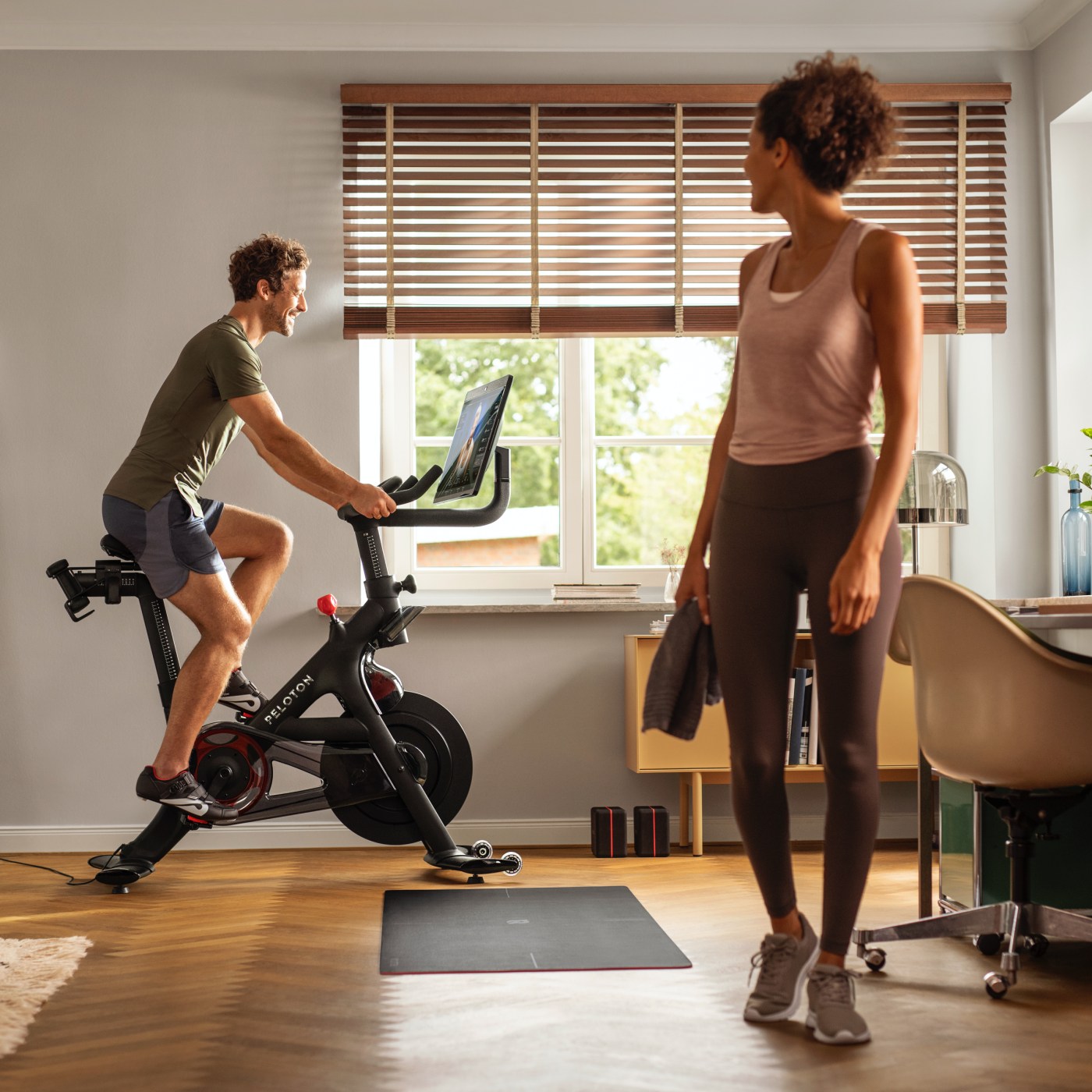 Peloton Das Peloton Bike Das Einzigartige Live Cardio Full Body Workout Peloton's pricey spin bike is totally worth it for fans of indoor cycling. peloton das peloton bike das