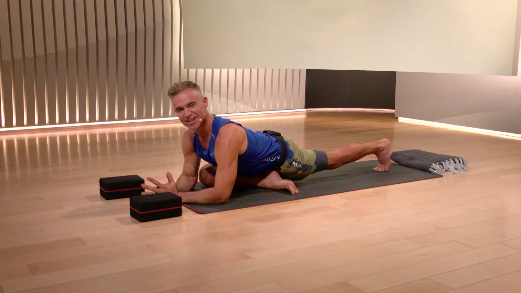 10 min Focus Flow: Hips