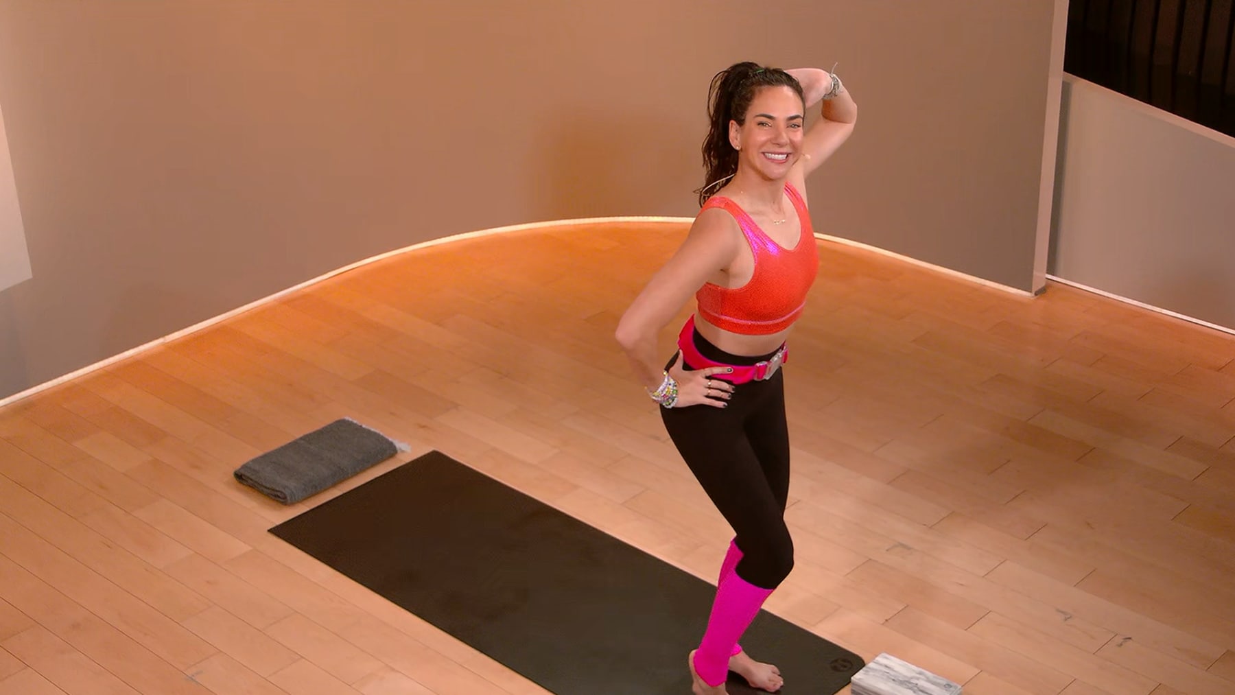 30 min 80s en Español Yoga Flow