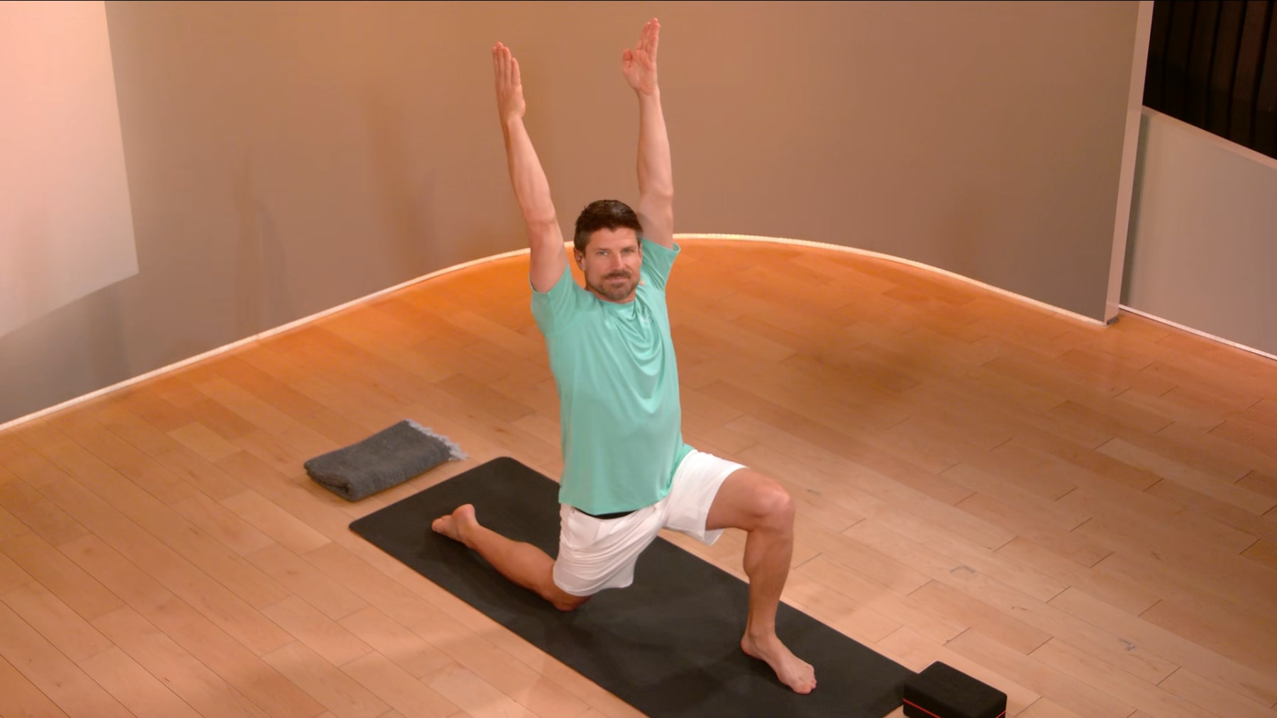 10 min Focus Flow: Hips